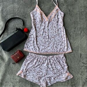 Marilyn Monroe floral print pajama set
NO FLAW, EXCELLENT CONDITION 
Size:SMALL